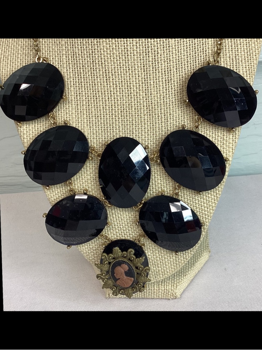 Elegant Black Faceted Pendant Statement Necklace.1
